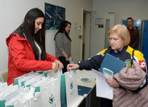 Делегации различных стран проходят аккредитацию на Кубок мира по прыжкам на батуте в Баку. Азербайджан, 3 март, 2016 